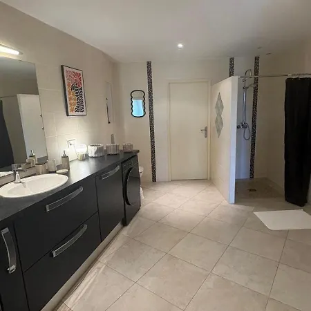 Rez De Jardin Dans Calme 100 M2 *