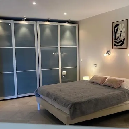 Holiday home Rez De Jardin Dans Calme 100 M2